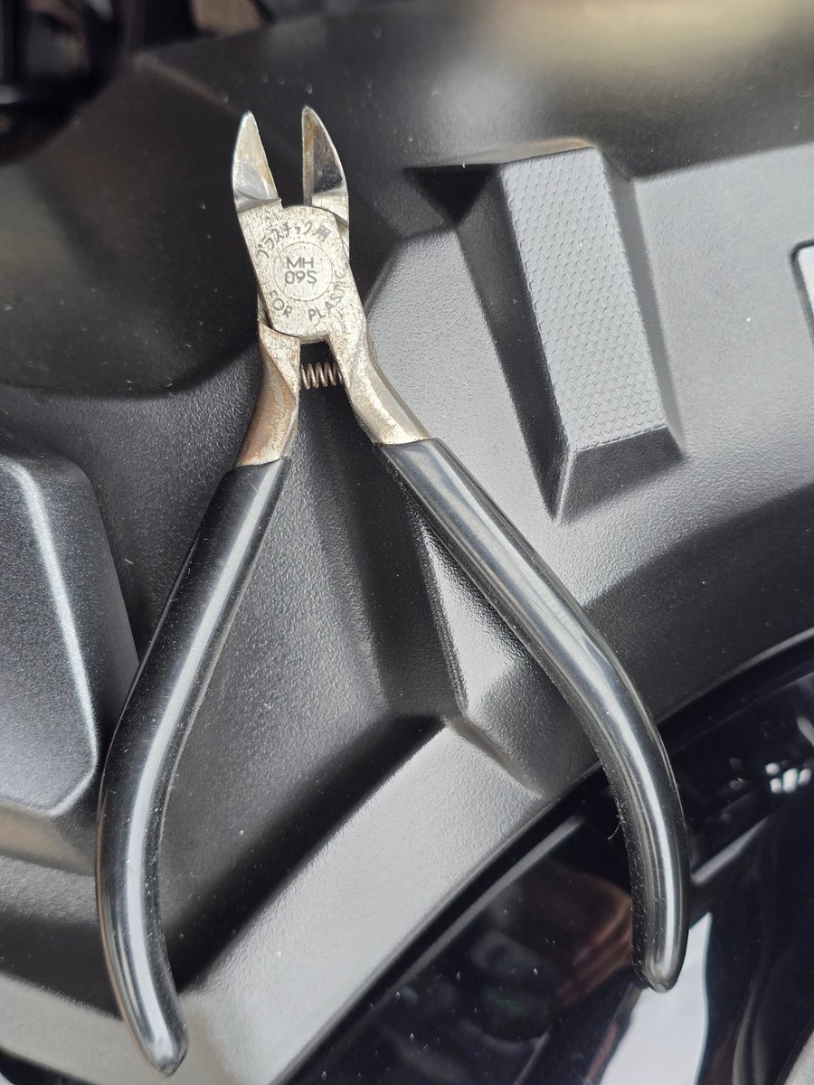 気候も良くなったので
ガレージ整備も捗ります
電源ユニットとフォグランプ取付で簡単な作業ですが
意外ときっちりやると手間暇掛かる作業です
素人の自分が言うのはおこがましいですが
タイラップのカットはこれ位綺麗に切っておくのが望ましいですね🤗
タミヤのプラスチックニッパーお勧め