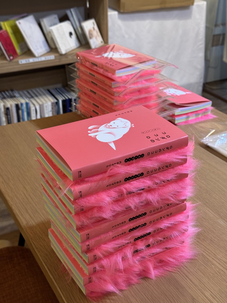 hi6ikic's tweet photo. 【告知・RT歓迎】「ロダンのココロ 装丁展」あさって金曜日から後半戦スタートです。原宿・装丁夜話ギャラリーにて、10/19日曜まで！　朝日新聞に連載された哲学ワンちゃん漫画『ロダンのココロ』を8人のデザイナーが8種のカバーで復刊。僕の作例は蛍光もふもふカバーです https://t.co/MCb4zK4Uku