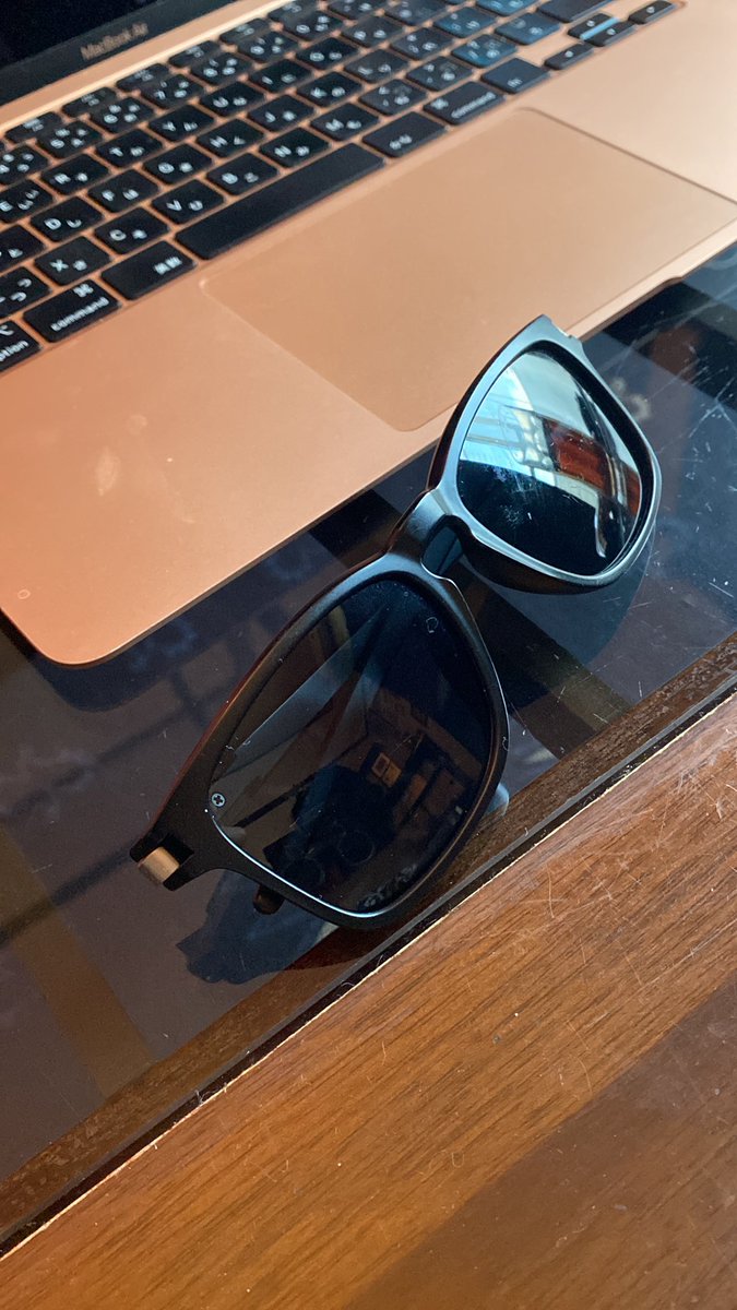 サングラスをなくしまして

帰り道にずっと道を探しながら帰ったんですが

見つからず

家に着いてテーブルの上を見ると、、、

なんと！そっくりなサングラスがあるじゃないですか！！

神様ありがとう！

本当に何から何までそっくりです！