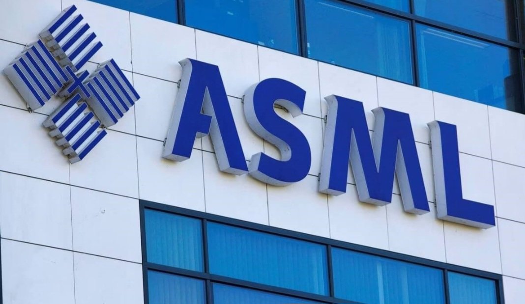 PubNasdaq's tweet image. 🚨 j $ASML Q3 Raporu: Beklentileri karışık karşıladı!  chip devi #EUV siparişleriyle dikkat çekiyor.
🔷️​Net Kâr/Hisse (EPS): 5,48 € (Beklentiyi aştı) ✅
🔷️​Gelir: 7,52 Milyar € (Beklentinin altında) ❌
🔷️​Net Siparişler: 5,4 Milyar € (3,6 Milyar €'su #EUV) 🤩
🤔​Gelecek