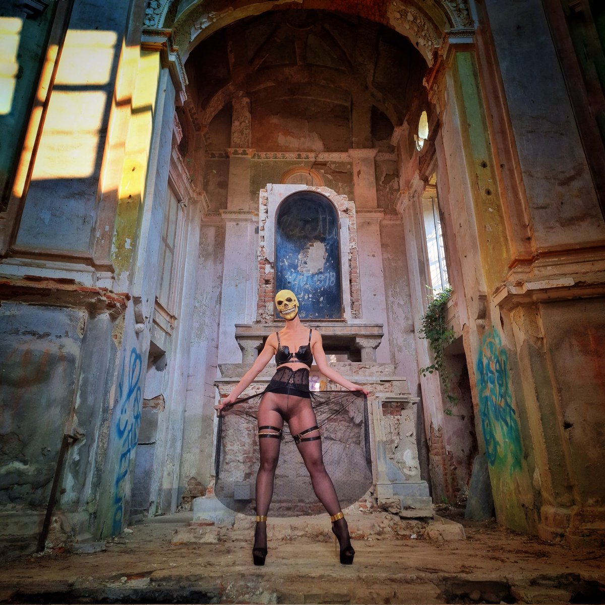 Last week I did it again: naked in a church! It was so exciting 😈😇 Someone says the piece of music painted on its walls, when palyed backwards, summon the Devil! 😈
.
Discover more on my kinky adventures on onlyfans.com/kinkesweet
.
#abandoned #Kinky #NextGraveGirl #OnlyFans