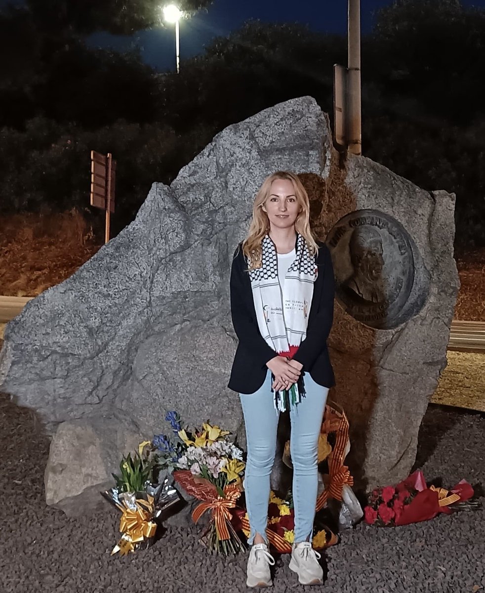 Aïda Llauradó 🇵🇸 (@aidallaurado) on Twitter photo 💐 Acte d'homenatge a Lluís Companys a #Badalona, en representació d'En Comú Podem.
85 anys del seu afusellament.
"Tornarem a lluitar, tornarem a sofrir, tornarem a vèncer".
Gràcies <a href="/ERCbadalona/">Esquerra Badalona</a> per la invitació i a totes les forces progressistes i republicanes per ser-hi. 💐 Acte d'homenatge a Lluís Companys a #Badalona, en representació d'En Comú Podem.
85 anys del seu afusellament.
"Tornarem a lluitar, tornarem a sofrir, tornarem a vèncer".
Gràcies <a href="/ERCbadalona/">Esquerra Badalona</a> per la invitació i a totes les forces progressistes i republicanes per ser-hi.