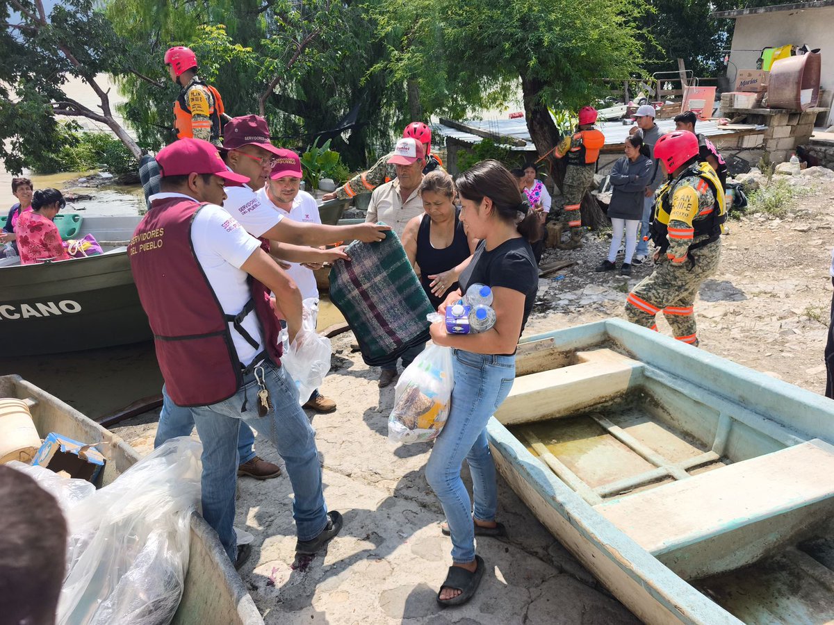 juliomenchaca_'s tweet image. En la comunidad de La Punta de Hualula, en Eloxochitlán, a través de los Servidores del Pueblo de la Secretaría de @Bienestar_Hgo, continuamos entregando los suministros y víveres directamente a las familias afectadas.
#HidalgoUnido
#PrimeroElPueblo