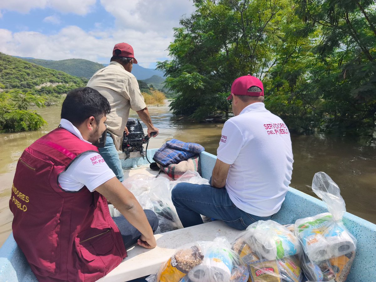 juliomenchaca_'s tweet image. En la comunidad de La Punta de Hualula, en Eloxochitlán, a través de los Servidores del Pueblo de la Secretaría de @Bienestar_Hgo, continuamos entregando los suministros y víveres directamente a las familias afectadas.
#HidalgoUnido
#PrimeroElPueblo