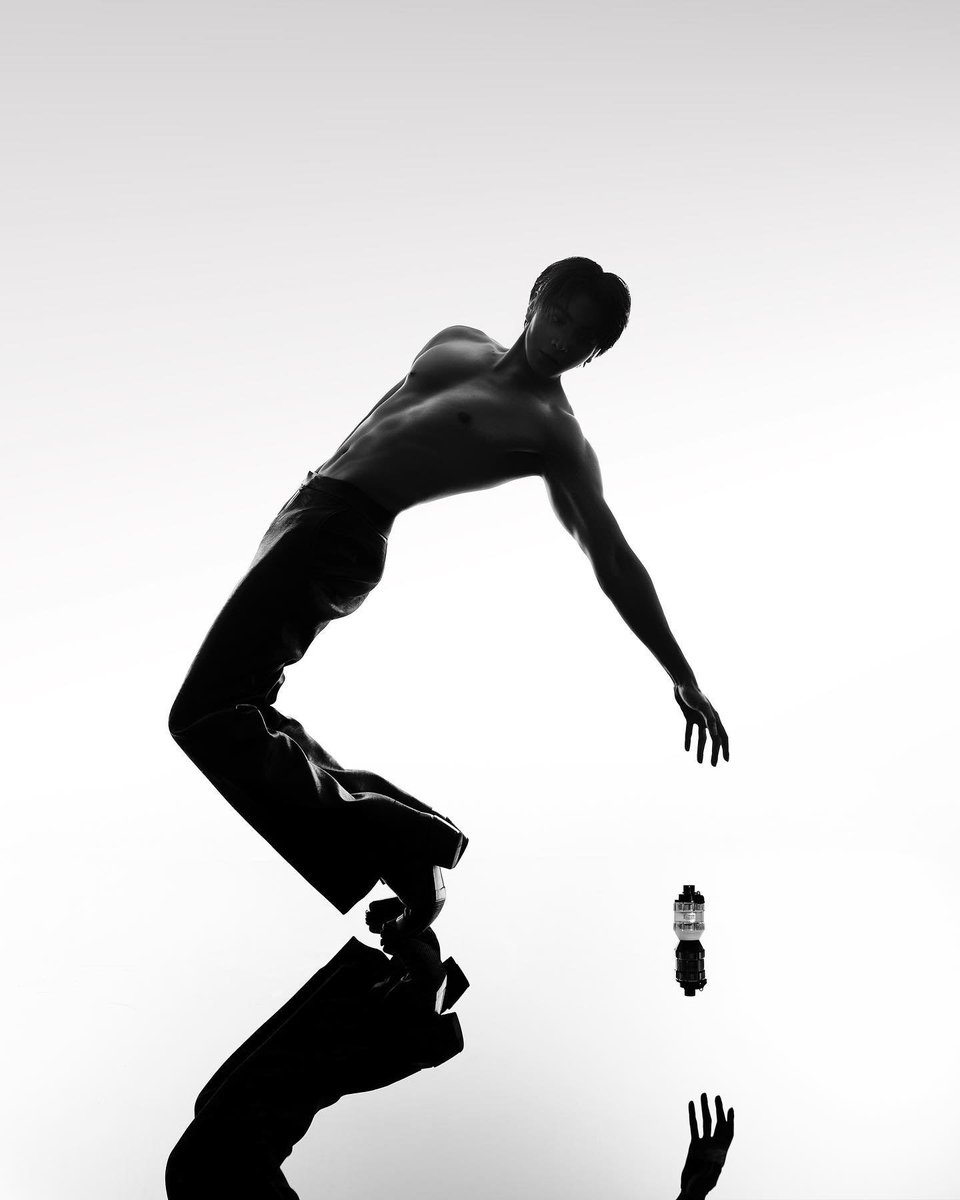 Joong Archen has been chosen as the new Regional Ambassador for Southeast Asia of the world-renowned luxury perfume brand Viktor &amp; Rolf Fragrances.

JOONG BA VIKTOR AND ROLF

#JoongxViktorandRolfFragrances
#ViktorAndRolfFragrances
#SpicebombMetallicMusk
#JoongArchen