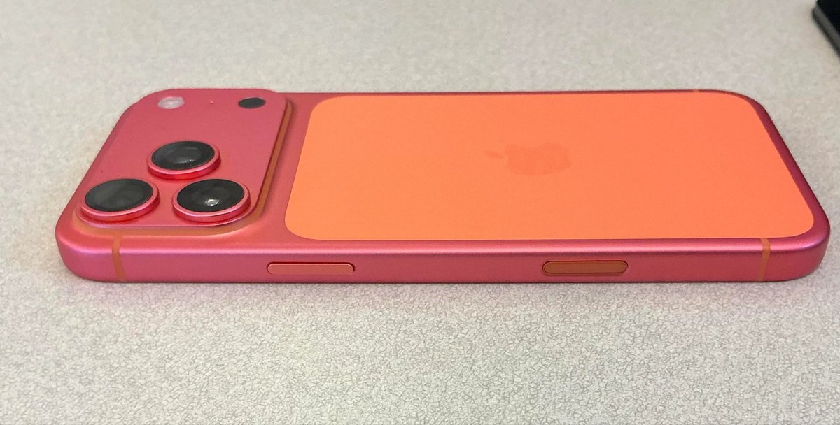 imAlter_Ego's tweet image. Dear Appelians, how&apos;s your Orange iPhone 17 Pro (Max) aging/hedging‽