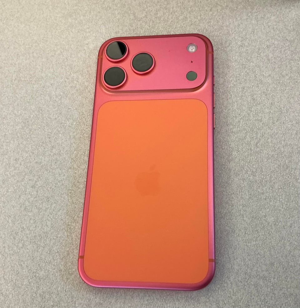 imAlter_Ego's tweet image. Dear Appelians, how&apos;s your Orange iPhone 17 Pro (Max) aging/hedging‽