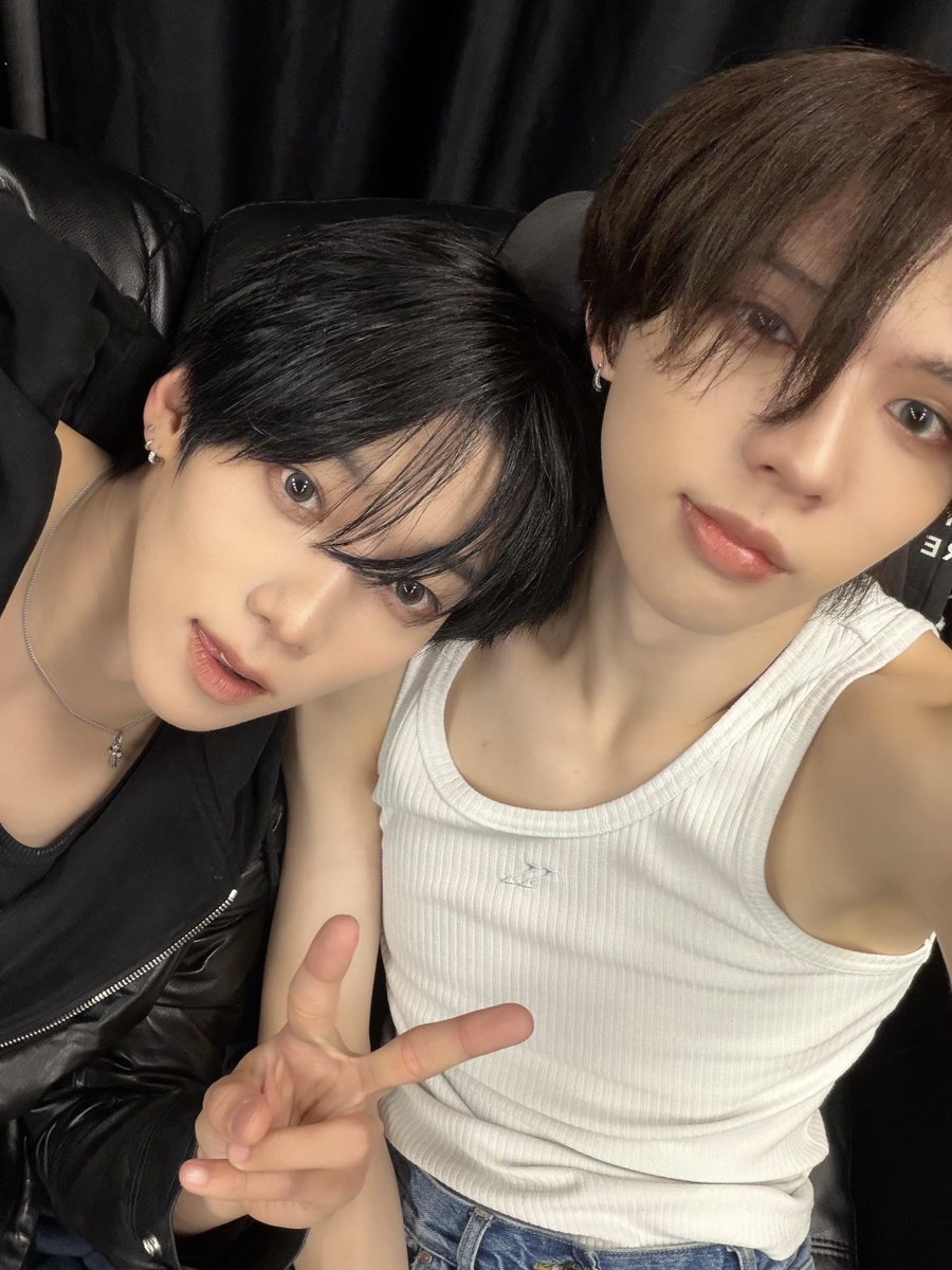 _AMPERSANDONE_'s tweet photo. 브브형이 나 사진 찍는 방법 알려줌!

#앰퍼샌드원 #AMPERSANDONE 
#나캠든 #KAMDEN https://t.co/rrJRwAx7wo