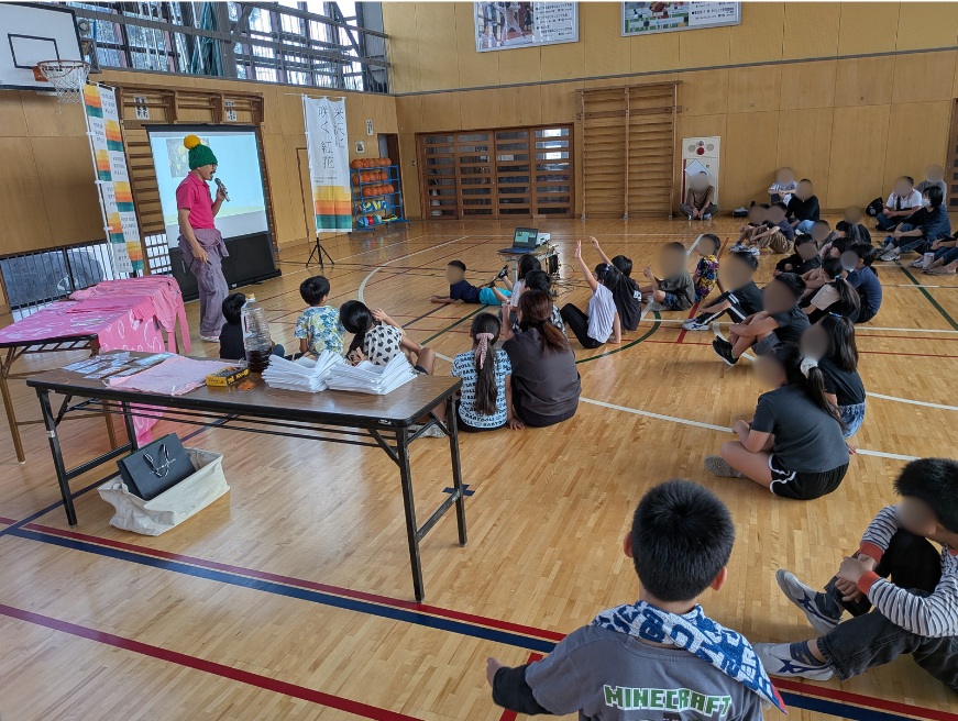 benibanayone's tweet photo. 西部小学校で紅花染め体験イベントを行いました。
令和7��10月4日(土)午前、西部小学校の体育館にて、2年生（42名）を対象としたPTA行事として「紅花染め体験イベント」を開催しました。
当日は、2年生とその保護者の方々を含め80名以上にご参加いただく、盛大なイベントとなりました。 https://t.co/dJlARonsUp