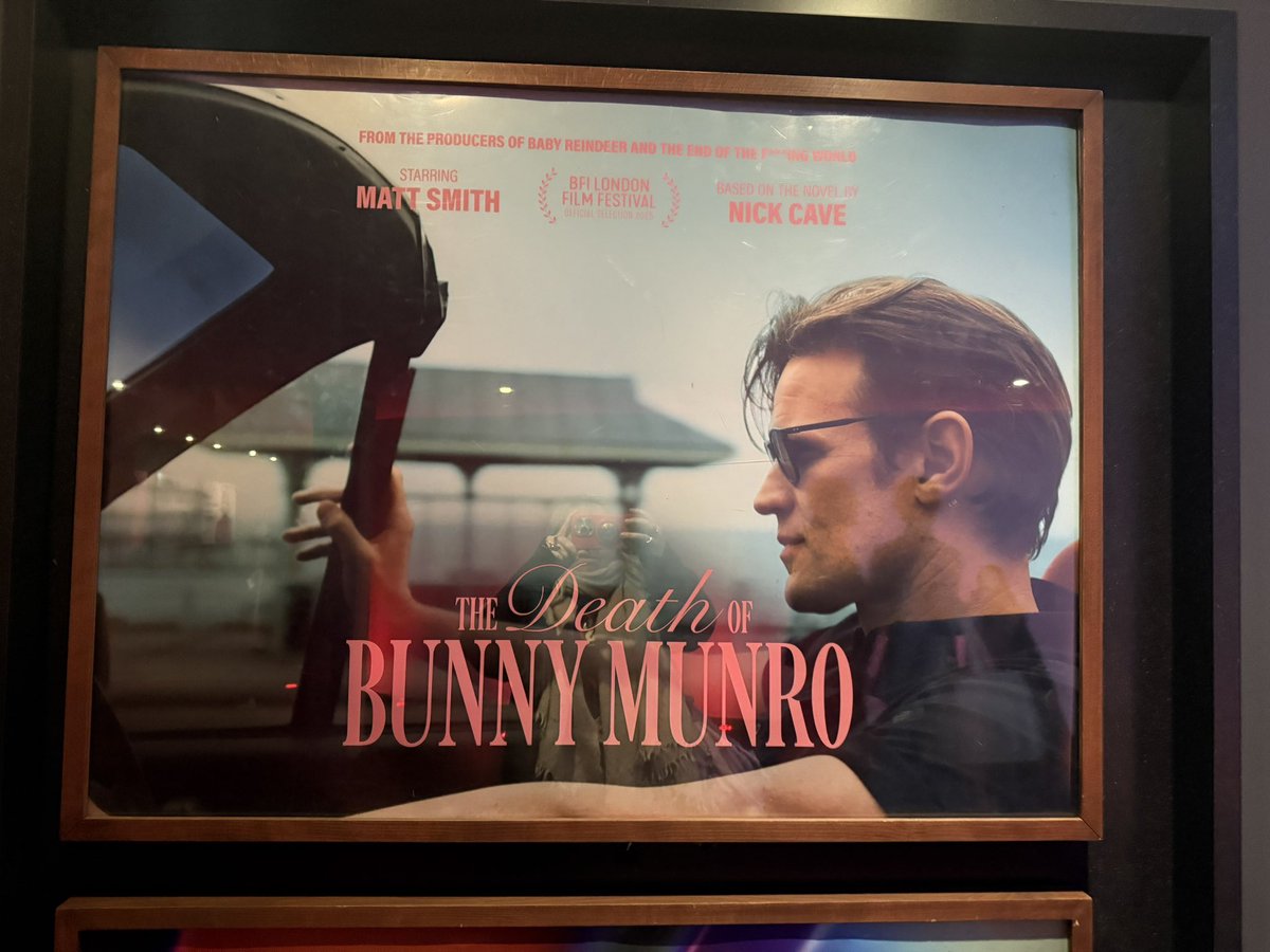 mattsmithbrazil's tweet image. 🐇 Foto do pôster de The Death of Bunny Munro que estava no London Film Festival ontem.

📸 credits @SerenaSeghedoni 

#MattSmith #TheDeathOfBunnyMunro