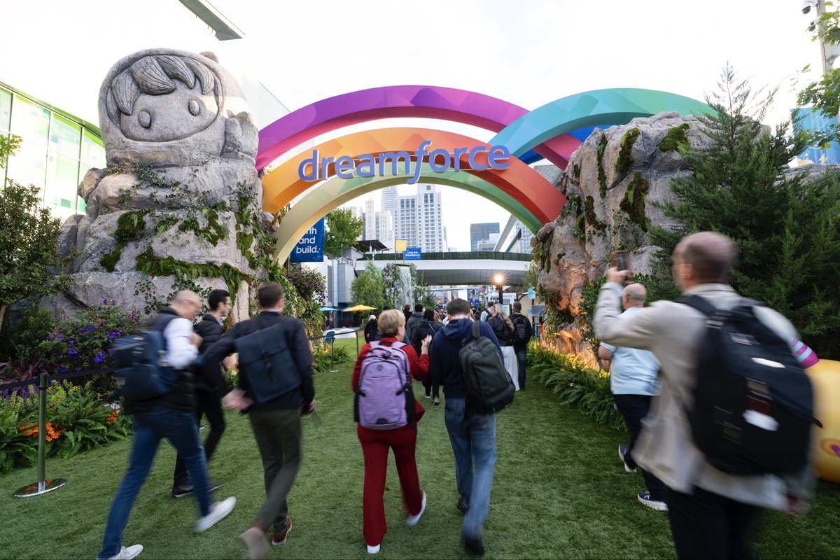 tableau's tweet photo. Tableau at Dreamforce Day 1 ✅
🤳 Showing #TableauInAction with @JackBox
⚡Agentforce Tableau = faster insights
📸 200+ collectible trading cards with our #DataFam
And there's more where that came from! #DF25 https://t.co/eUjC5YdeNz