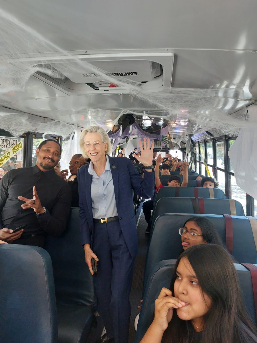 This is Memorial! When the Mayor <a href="/JaneCastor/">Jane Castor</a> of Tampa gets on the bus to show support for our students that attended the Tampa Hispanic Heritage Theater Showcase 👏🏽👏🏽🎉🎊🎉