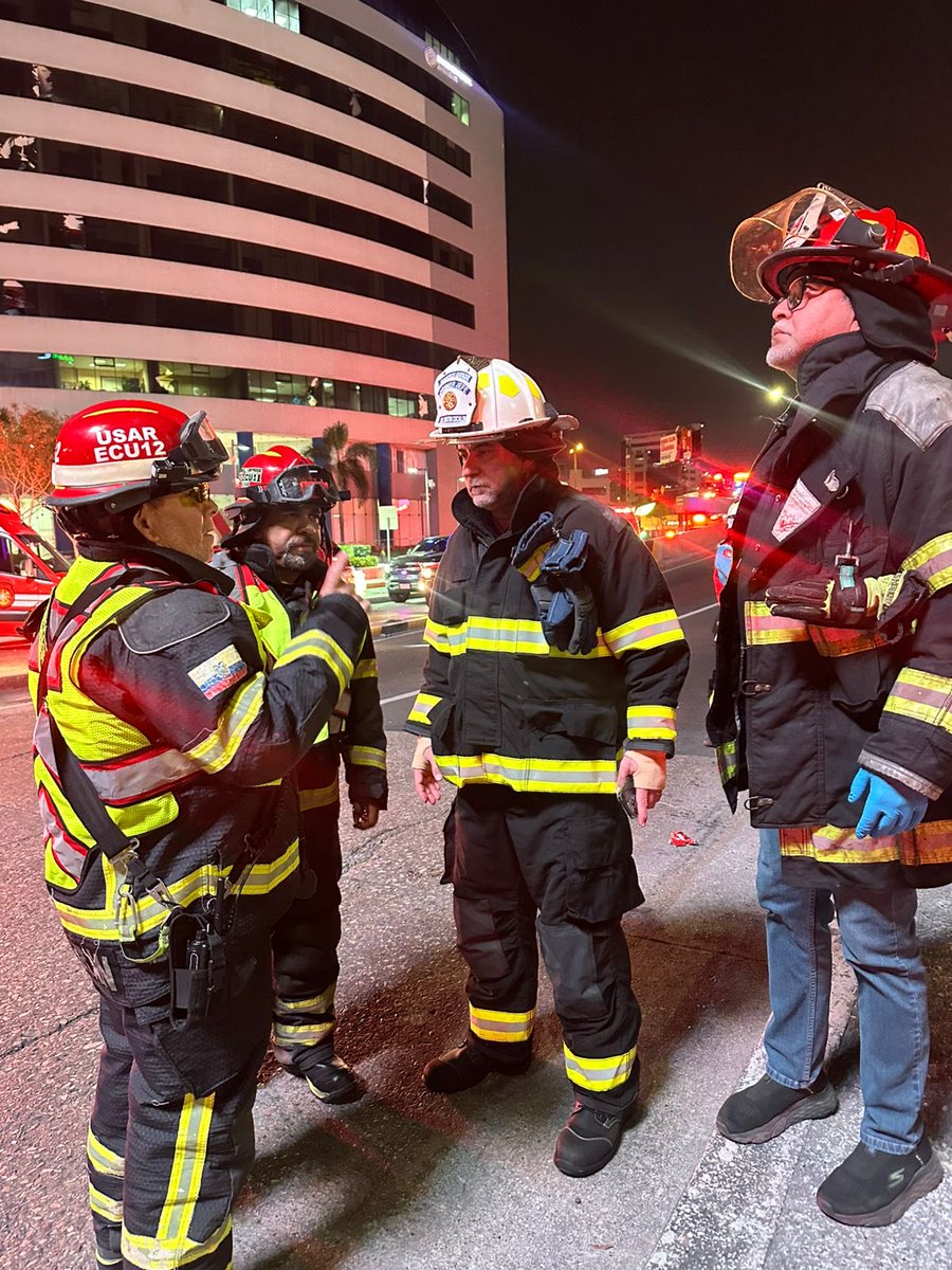 BomberosGYE's tweet photo. [Actualización] 🚨

Un contingente de 16 ambulancias, dos unidades de combate, cuatro de rescate, un vehículo escalera y el Comando de Incidentes, se encuentran en el sitio mientras continúan las labores en la emergencia de la Av. Joaquín Orrantia. Dos personas heridas fueron trasladadas.