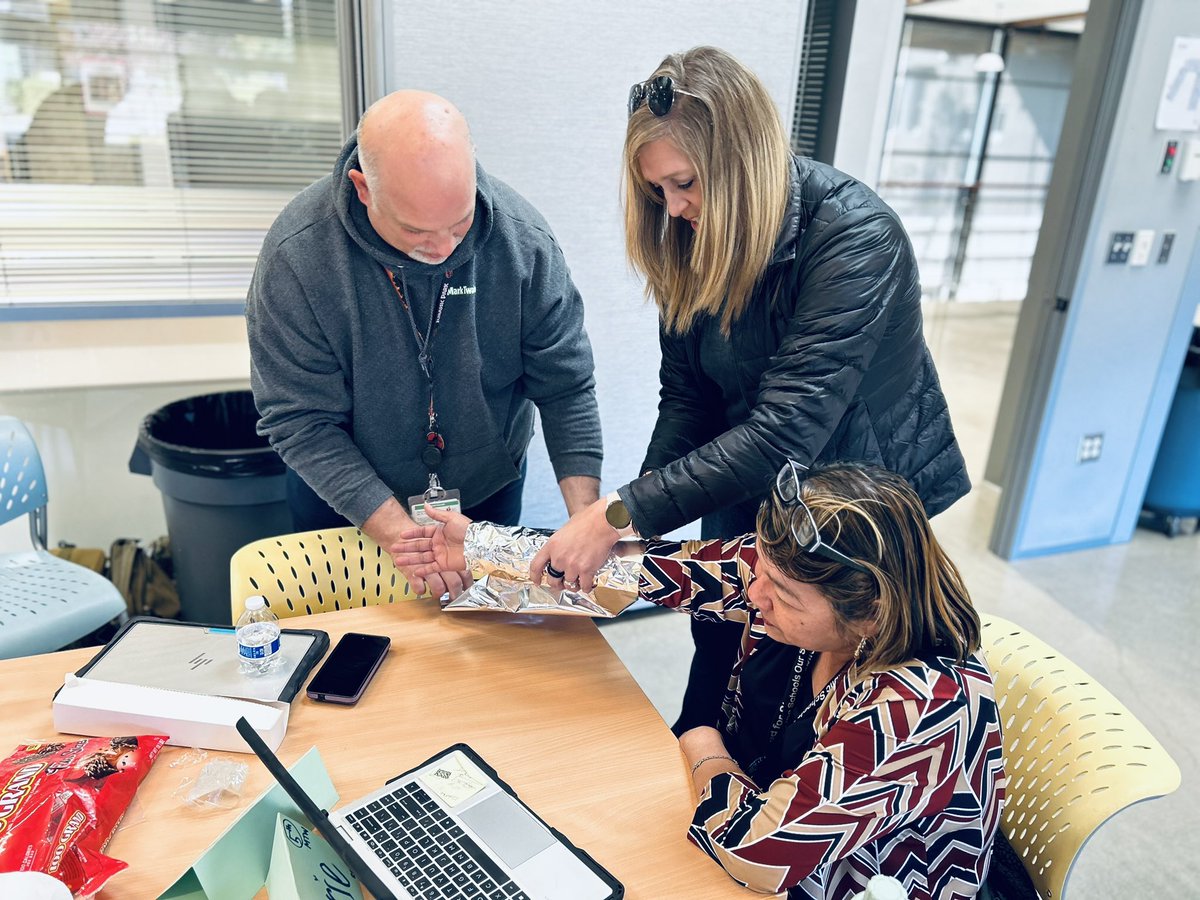 seakesfwps's tweet image. 5th grade teachers immersed themselves in STEM professional development and started to plan for their Native Ed, robotics, and science interdisciplinary unit being integrated this school year in all 5th grade @FWPS210 classes. #STEM #NativeEd
