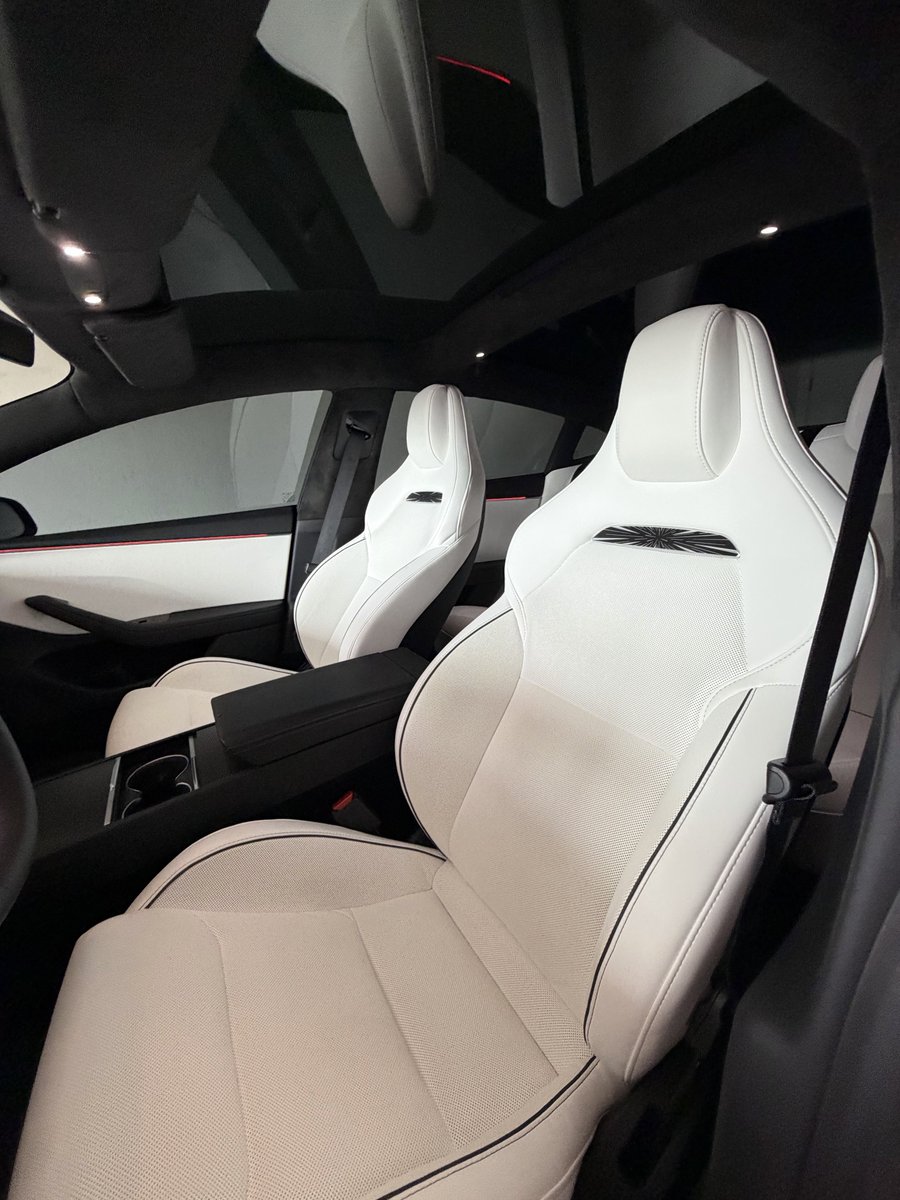 teslaflexx's tweet image. The Model 3 Performance looks so good with a black headliner 🔥
Milky Way Interiors did a fantastic job!