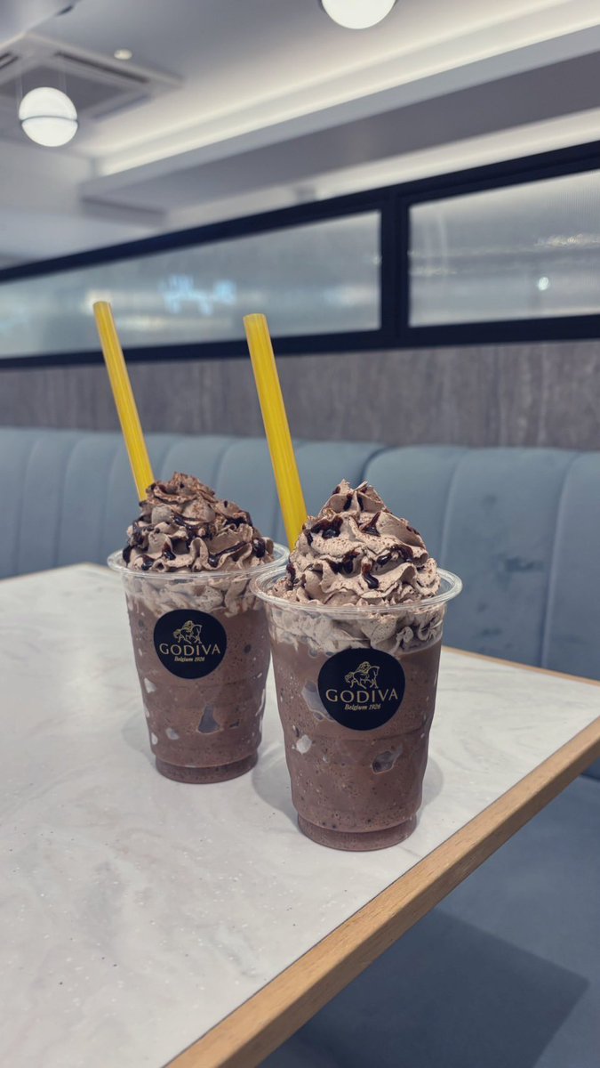 EGsaiyo_02's tweet photo. ギリギリおはようございます☁️
昨日からGODIVAのショコリキサーが‼️
一杯購入すると一杯ついてくる‼️

なので、さっそく妹といってきました🍫🤎
美味しすぎますね〜🤤✨
妹に「もう1回行くから！！」って言われたので期間中もう1回いってきます🥹🫶

#GODIVA #ゴディバ https://t.co/EfWqRnB1b6