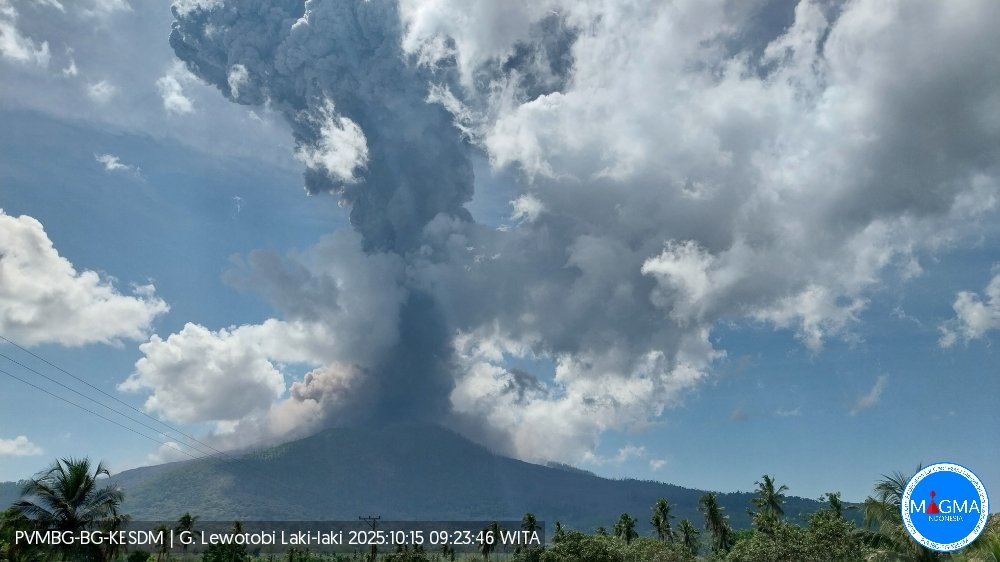 Terjadi erupsi G. Lewotobi Laki-laki pada hari Rabu, 15 Oktober 2025, pukul 09:21 WITA tinggi kolom abu teramati ± 8.000 m di atas puncak. Erupsi terekam di seismograf dengan amplitudo maksimum 47.3 mm dan durasi 181 detik. magma.esdm.go.id/v1/gunung-api/… via <a href="/id_magma/">MAGMA Indonesia</a>