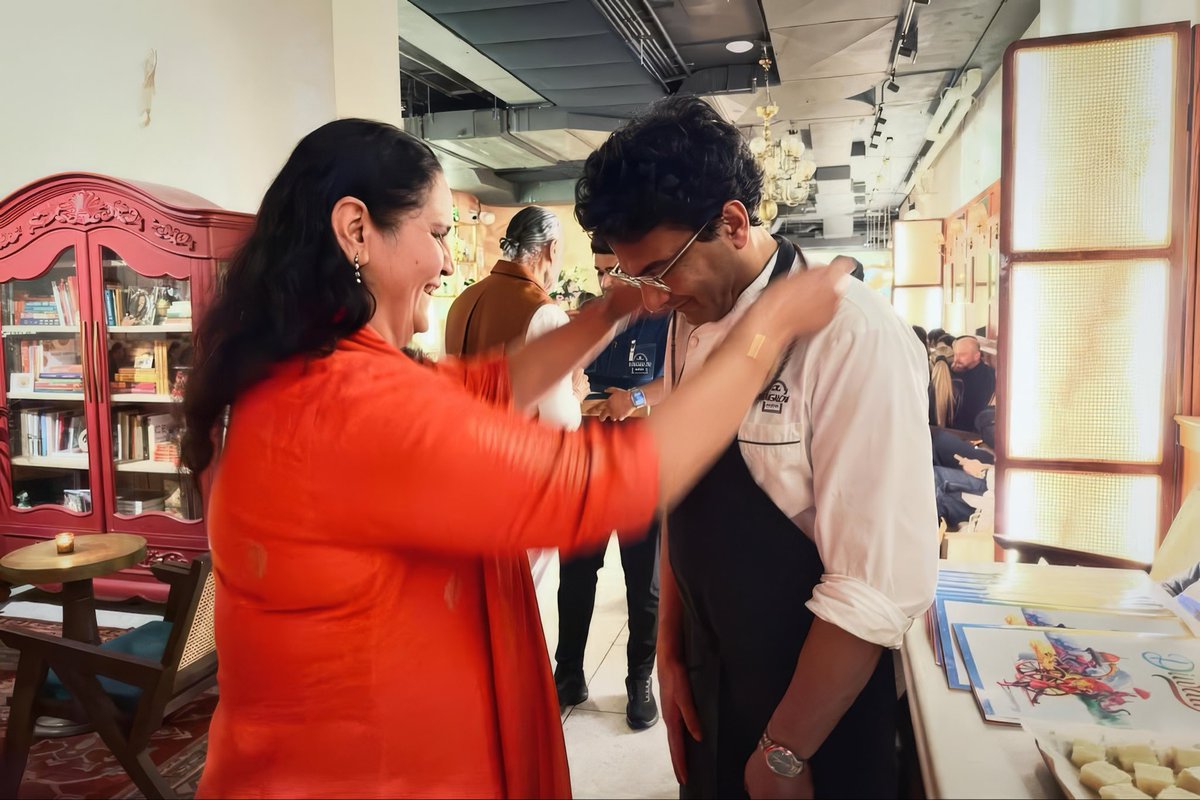 Anandmurti Gurumaa visited Bungalow Restaurant of Chef Vikas Khanna in Manhattan, NY. He is such a gem of person who loves India, Amritsar, and Sri Guru Ramdas. He lovingly served wonderful food and received blessings from Gurumaa with a Rudraksh Mala. His love for his mother and