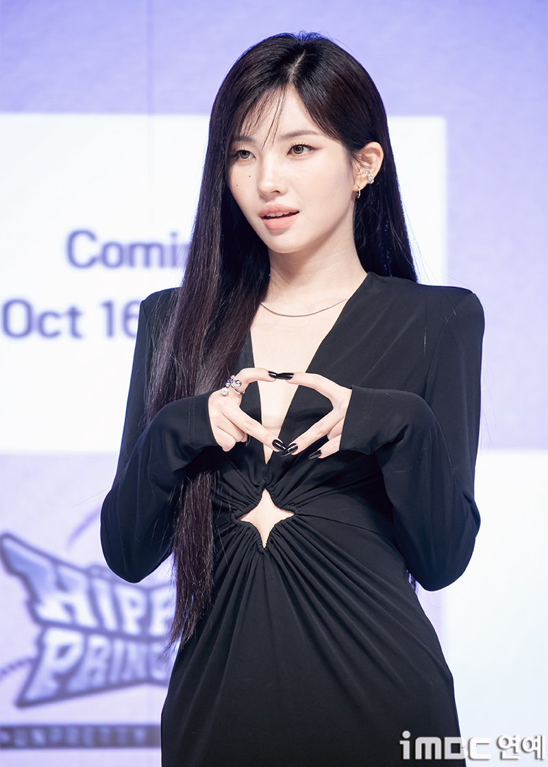 imbcenews's tweet photo. [포토] 아이들 소연, 수줍은 미소 
#언프리티랩스타_힙팝프린세스 #UNPRETTYRAPSTAR_HIPPOPPRINCESS
#아이들 #IDLE #소연 #SOYEON #래퍼서바이벌
#오디션프로그램 #Mnet #제작발표회_251015 [iMBC 연예]

i-dle (아이들) 소연이 15일 오전 서울 강남구 논현동 엘리에나 호텔에서 열린 Mnet '언프리티 랩스타 : 힙팝 프린세스’ 제작발표회에 참석해 포즈를 취하고 있다.

⬇️고화질 Click Plz⬇️
https://t.co/jtxBtu0WE3