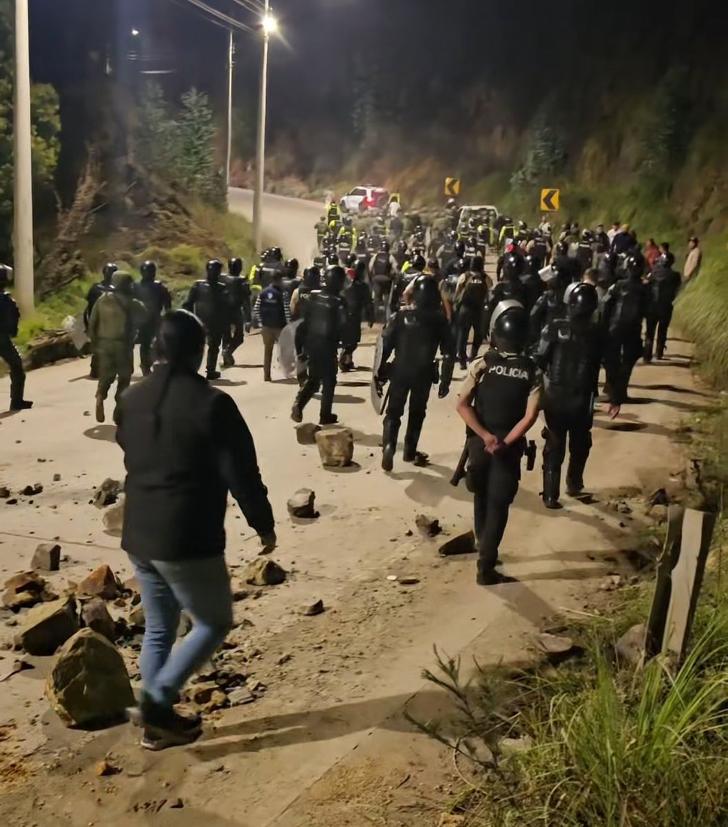 🔴🇪🇨📻 Alrededor de las 20:30 de este martes 14 de octubrede 2025, los policías y militares se retiran del sector de #Sinicapac, ante la negatividad de manifestantes de retirarse del punto que obstaculiza la vía Loja - Cuenca, en #Saraguro
📸 Sara Visión