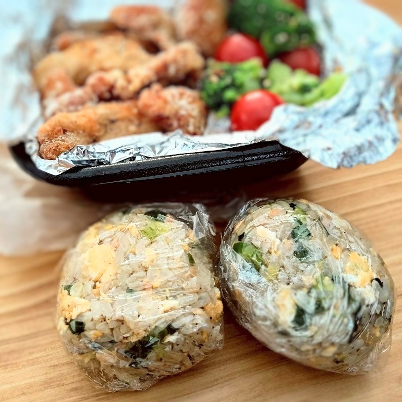 CareerLab_'s tweet image. カロリーが、しっかり必要な日も。
焼飯おにぎりと鶏からで補給します💛
カバンの中でいびつになった🍙🤣

#OnigiriAction
#発酵文化研究所