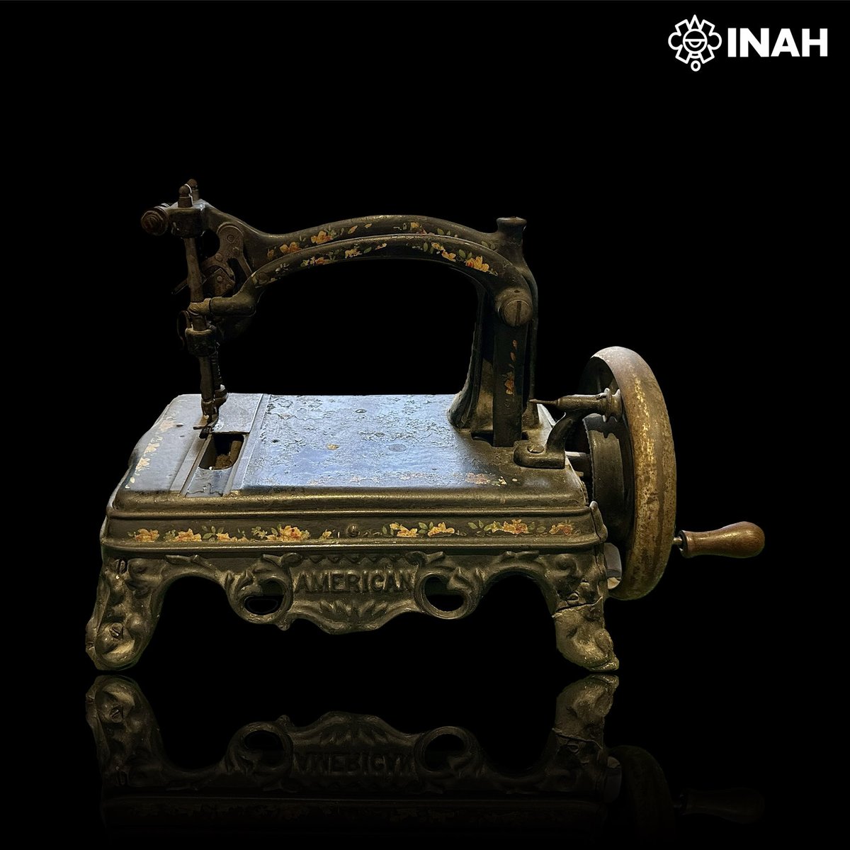 MRG_INAH's tweet image. #DíaMundialDeLaCosturera 
Este día, honramos la habilidad, la dedicación y la creatividad de quienes se dedican a la #Costura, que pasó de ser doméstica a industrial, con la llegada de la máquina de coser
Máquina de coser “American”
Sala: “Historia de Jalisco II”
📷 @brenndalunna
