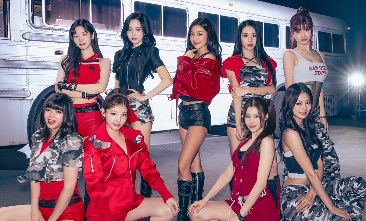 imbcenews's tweet photo. 트와이스, 빛나는 아홉 케미스트리 'ME+YOU' 
#트와이스 #TWICE #TEN_The_Story_Goes_On #MEplusYOU 
#타이틀곡 #음원발매 #앨범발매 #데뷔10주년 #iMBC연예 

타이틀곡 'ME+YOU'는 감각적인 멜로디와 산뜻한 그루브가 어우러진 R&B 팝 장르로 트와이스 멤버들이 직접 가사에 아이디어를 냈고 K팝 대표 프로듀서 켄지(KENZIE)가 작사, 작곡에 참여해 시너지를 이뤘다. 

감미로운 보컬 위 아홉 멤버 서로와 원스(팬덤명: ONCE)에게 영원한 우정을 약속하는 노랫말이 뭉클함을 안긴다.

JYP엔터테인먼트는 팬들의 관심에 화답해 15일 오전 신곡 뮤직비디오 비하인드 사진을 선보였다. 

예기치 못한 상황이 펼쳐지는 트와이스 하우스의 이삿날을 그린 뮤직비디오 현장 배경으로 멤버들은 상큼 발랄한 케미스트리를 보여주며 기분 좋은 에너지를 선사한다.

🔗https://t.co/BtdBG53huU