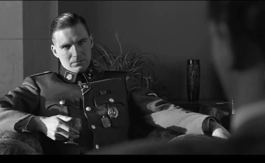 Cuando Ralph Fiennes entró a la sala de audiciones de Schindler’s List en 1992, nadie imaginaba lo que estaba a punto de ocurrir, ni siquiera Steven Spielberg. Fiennes, entonces un actor británico de teatro conocido por sus papeles en Shakespeare, no tenía nada de amenazante: era