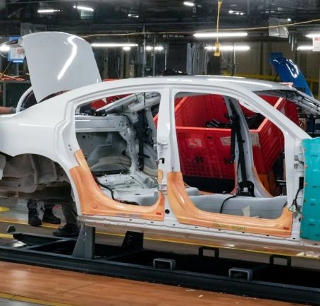 JinglaiHe's tweet image. BREAKING: Stellantis CEASES Jeep Compass production in Brampton and is set to relocate their operations to Illinois.

Job well done Mark Carney. Elbows Down 🤡