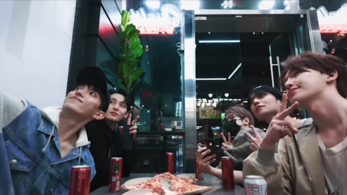 shua_enthusiast's tweet photo. WHATTTT YOU MEAN TO TELL ME WONWOO WAS THE ONE BESIDE JOSHUA AND HE WAS THE ONE THAT TOOK THEIR 0.5 VIDEO IN THE END??? 😭😭😭😭😭😭😭😭😭😭😭😭😭

so it was dk, mingyu, wonwoo, joshua and dino together during their new york hangout 🥹 https://t.co/QTVFU8hQsJ