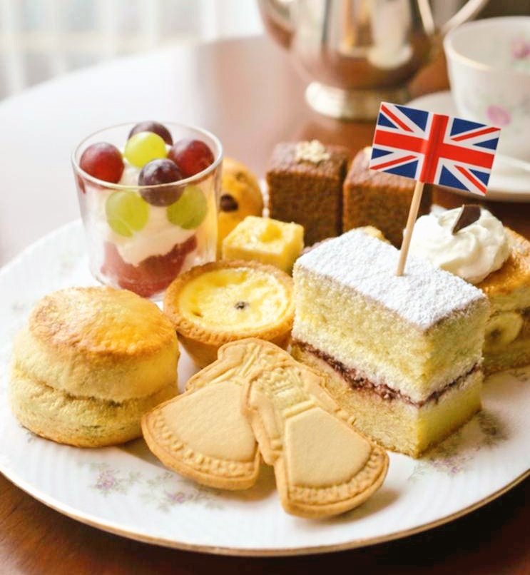 🐾お知らせ🐾
今週末10/17(金)は
ワンダーパーラーカフェ様の
お菓子DAYを丸っと英国系デザートで作らせて頂きます
🙏
当店メイド猫は見習い以下なので
お給仕は出来ませんが
美しいメイドさん達のサーブで
英国菓子を楽しんで頂けるよう
準備しておりますので
宜しくお願い致します😸