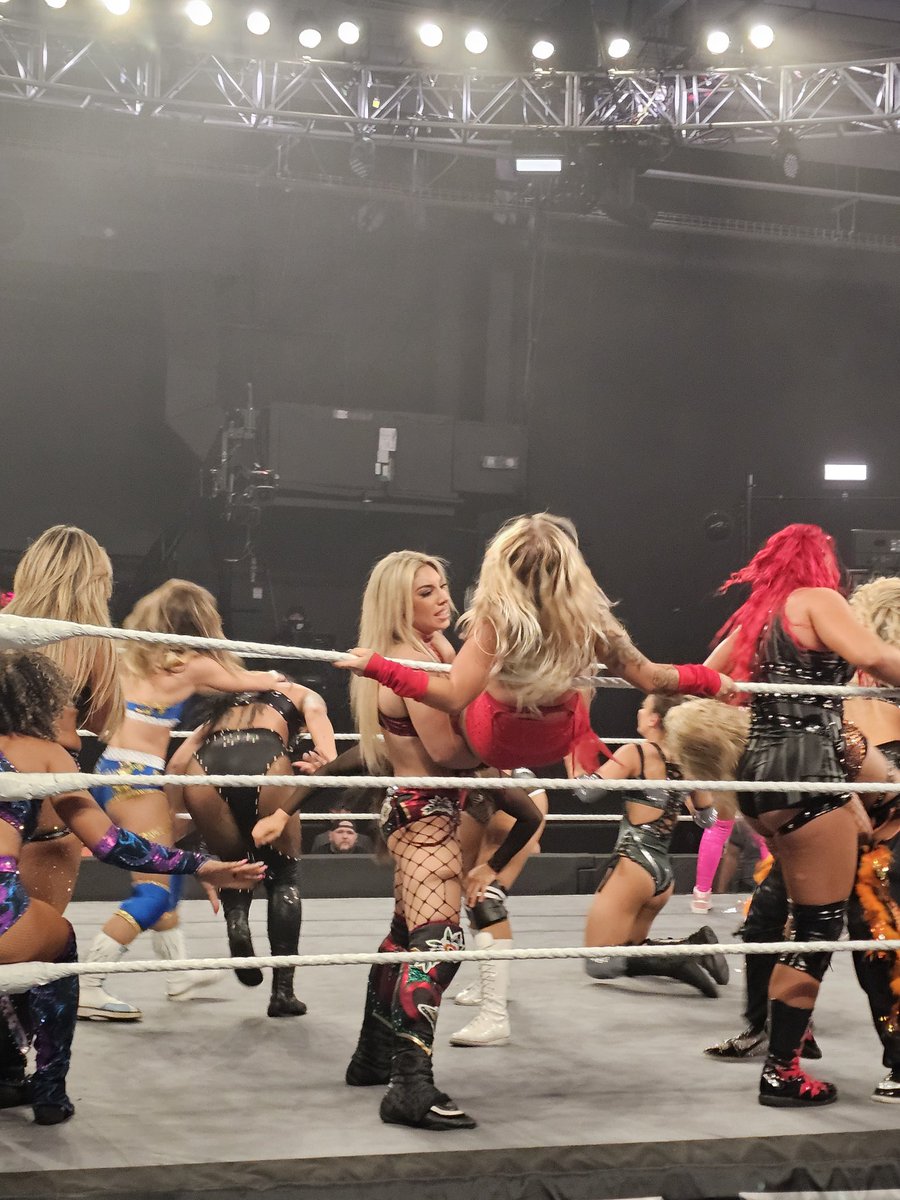 BeastWrestler21's tweet photo. Definitely think @Heathereckless wasnt getting treated with the elegance she deserves during this battle royal! 

#WWENXT https://t.co/KXI8copUDB