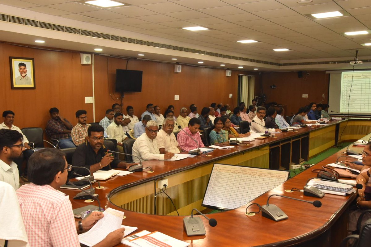 cdmvzm's tweet image. జిల్లా అభివృద్ధి, అవార్డులే లక్ష్యంగా పనిచేయాలని వివిధ శాఖల అధికారులకు జిల్లా కలెక్టర్ పిలుపునిచ్చారు. పనితీరు మెరుగుపరుచుకుని, ప్రభుత్వ లక్ష్యాలను గడువులోగా సాధించాలని ఆదేశించారు.  #DistrictDevelopment #Vizianagaram #ReviewMeeting #GOIAwards