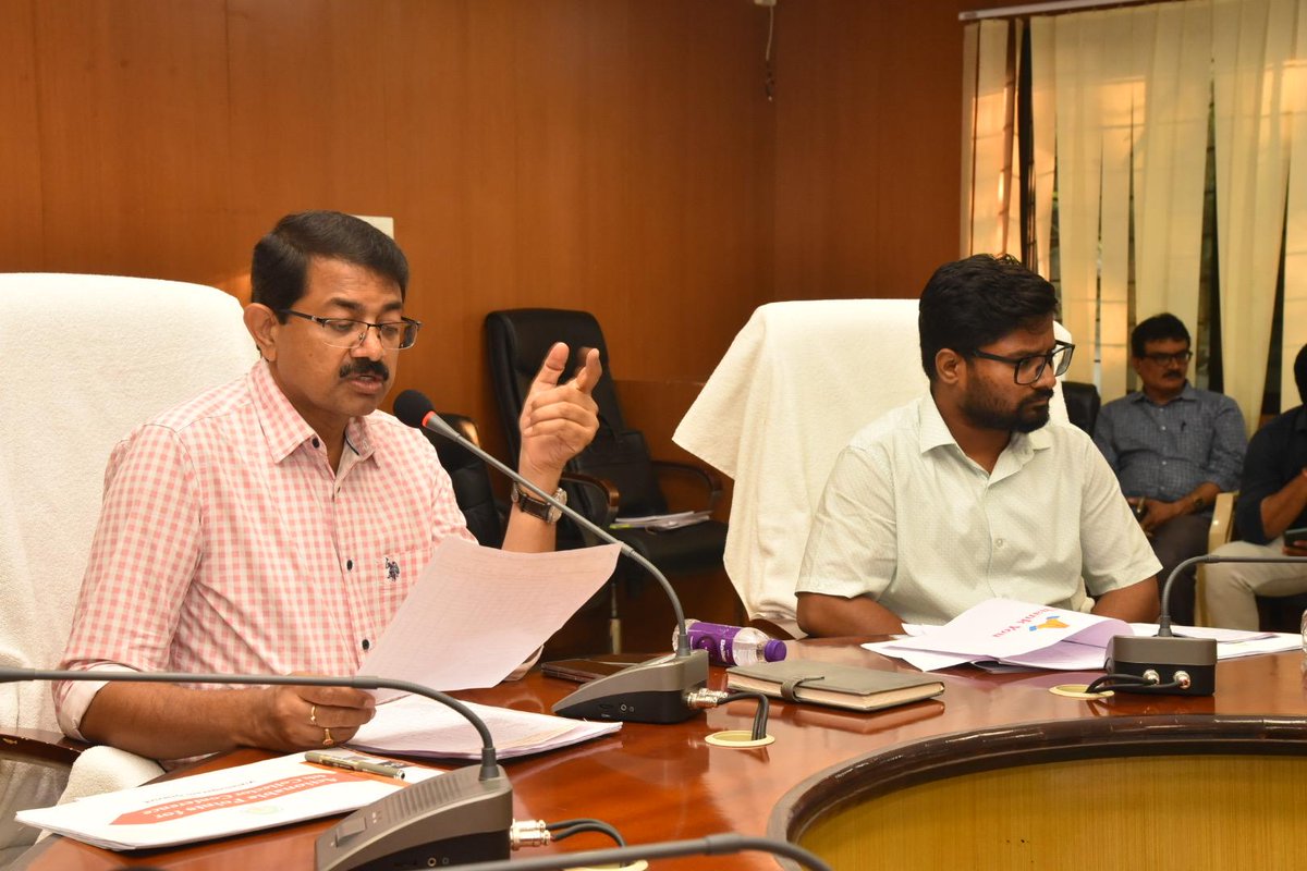 cdmvzm's tweet image. జిల్లా అభివృద్ధి, అవార్డులే లక్ష్యంగా పనిచేయాలని వివిధ శాఖల అధికారులకు జిల్లా కలెక్టర్ పిలుపునిచ్చారు. పనితీరు మెరుగుపరుచుకుని, ప్రభుత్వ లక్ష్యాలను గడువులోగా సాధించాలని ఆదేశించారు.  #DistrictDevelopment #Vizianagaram #ReviewMeeting #GOIAwards