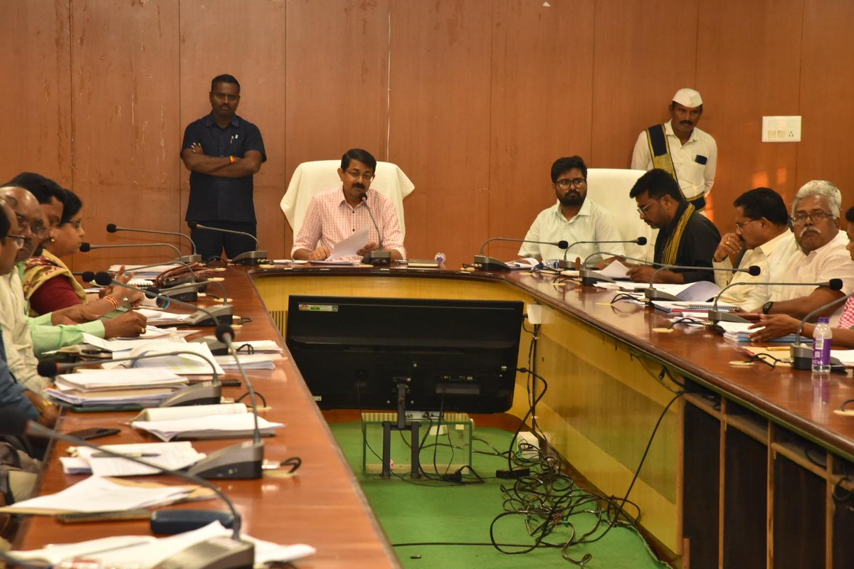 cdmvzm's tweet image. జిల్లా అభివృద్ధి, అవార్డులే లక్ష్యంగా పనిచేయాలని వివిధ శాఖల అధికారులకు జిల్లా కలెక్టర్ పిలుపునిచ్చారు. పనితీరు మెరుగుపరుచుకుని, ప్రభుత్వ లక్ష్యాలను గడువులోగా సాధించాలని ఆదేశించారు.  #DistrictDevelopment #Vizianagaram #ReviewMeeting #GOIAwards