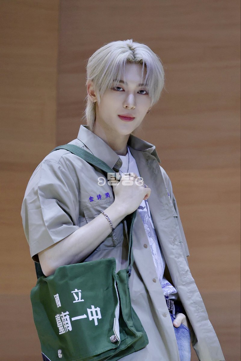 251011
🤴🎒🦊

#나우즈 #NOWZ
#시윤 #SIYUN