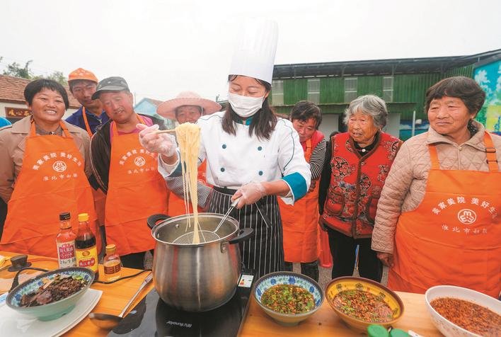 VisitHuaibei's tweet photo. On Oct 11 in Guotun Village, Huaibei, over 50 women joined a hands-on Huaibei Tangmian Noodle cooking class. Community training like this helps women learn real skills and open new chances for work. 👩‍🍳🌾#VisitHuaibei #淮北 https://t.co/23UZIiCTQH