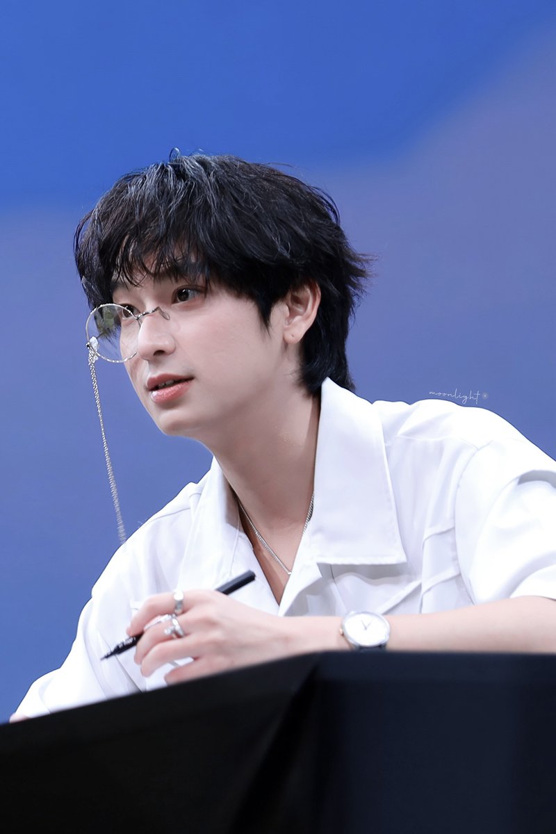 u_r_my_sunset's tweet photo. คิดถึงหนุ่มแว่นละคับ 🤓💕

CHIMON FANIVAL FANSIGN 

#GMMTVFANIVALxChimon
#ChimonWachirawit 
#ชิม่อนไงจะใครหล่ะ https://t.co/yAtVV4SUXC