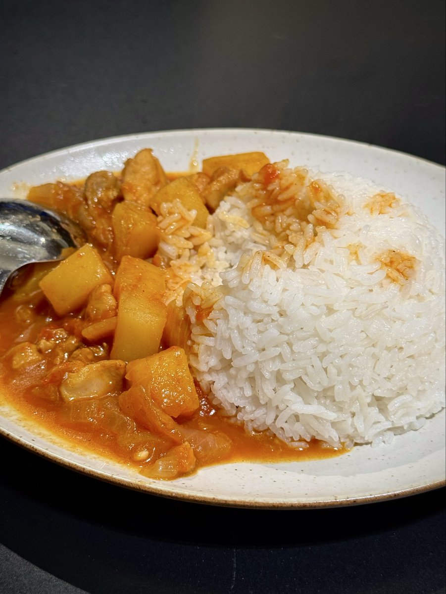 iamcen9's tweet photo. 昨晚老婆做的咖喱饭非常好吃，在家吃饭的满足感是外面吃饭比不了的。 https://t.co/zgmhRuhYPU