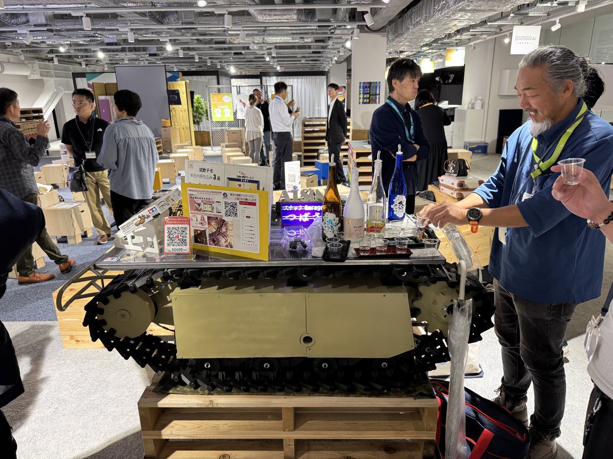 昨夜は愛知県鶴舞【ステーションAI】で開催のスナックつばさ企画にて、ゴリアテレプリカをアレンジした“戦車型バーテーブル”を導入！
ミニ四駆世代のタミヤファンとも盛り上がりました。