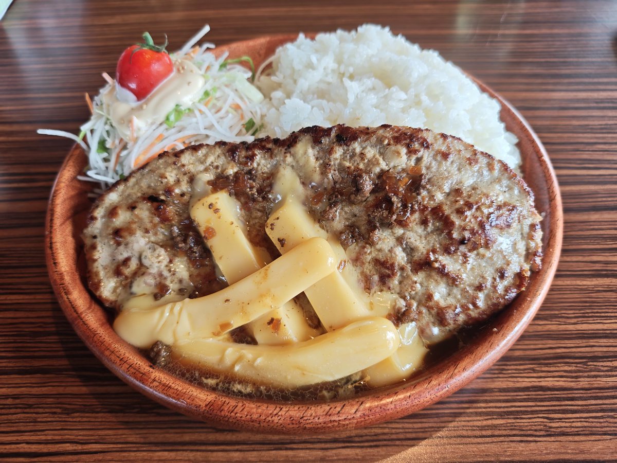 Serannian's tweet photo. ガリバーWチーズバーグディッシュ＋ガリバーライス＋大盛ディッシュサラダ
美味しいので意外とすんなり食べれました
#びっくりドンキー #ガリバーバーグ https://t.co/rU27naxlTj
