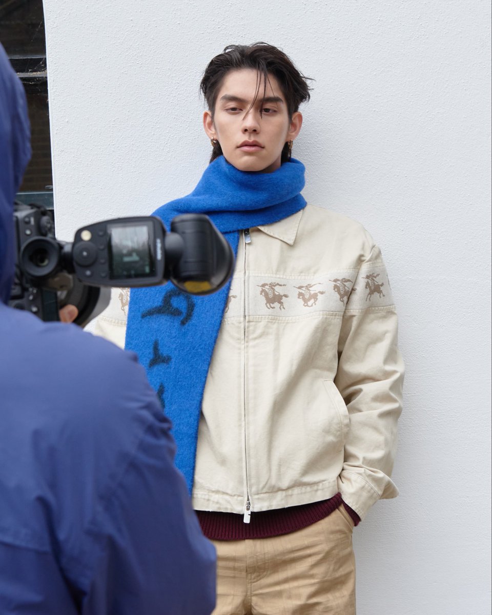 VogueThailand's tweet image. #VogueExclusive Burberry @Burberry เปิดตัวแคมเปญใหม่ ‘The Unexpected Encounters’ เฉลิมฉลองเสื้อผ้าเอาต์เตอร์แวร์อันเป็นเอกลักษณ์ 
.
Burberry ถ่ายทอดเรื่องราวจิตวิญญาณอิสระ ท่ามกลางฉากหลังของกรุงลอนดอน และกรุงโซล นำแสดงโดยเหล่าแบรนด์แอมบาสเดอร์ ‘ไบร์ท-วชิรวิชญ์’ @bbrightvc ,…
