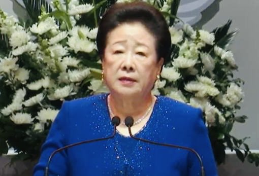 【韓鶴子総裁 真のお母様拘束23日目】
昨日の面会の際には、深刻な表情をされていたと聞きました。
4畳の狭い独房の中、日の光が差し込む窓も無く、夜は昼かもわからない生活が続く負担はどれほど大きいものでしょうか。
