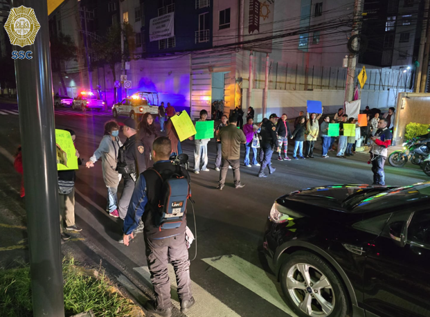 20:32 #PrecauciónVial | Bloqueo en Prolongación San Antonio al Poniente a la altura de Nellie Campobello, <a href="/AlcaldiaAO/">Alcaldía Álvaro Obregón</a>, por manifestantes. #AlternativaVial Av. Santa Lucia.