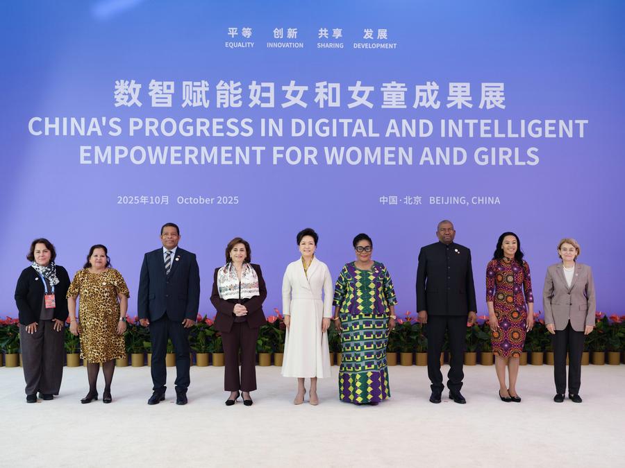 Peng Liyuan visits exhibition on digital, intelligent empowerment for women, girls
english.cctv.com/2025/10/15/ART…
