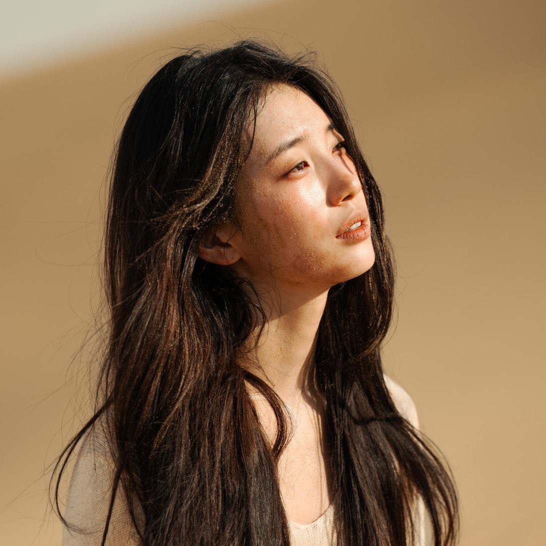 The fact that this was shot in Dubai, during the very first stage of filming... how is it possible that she alr looks like she's been through the whole eps? seriously, an actor is an actor~