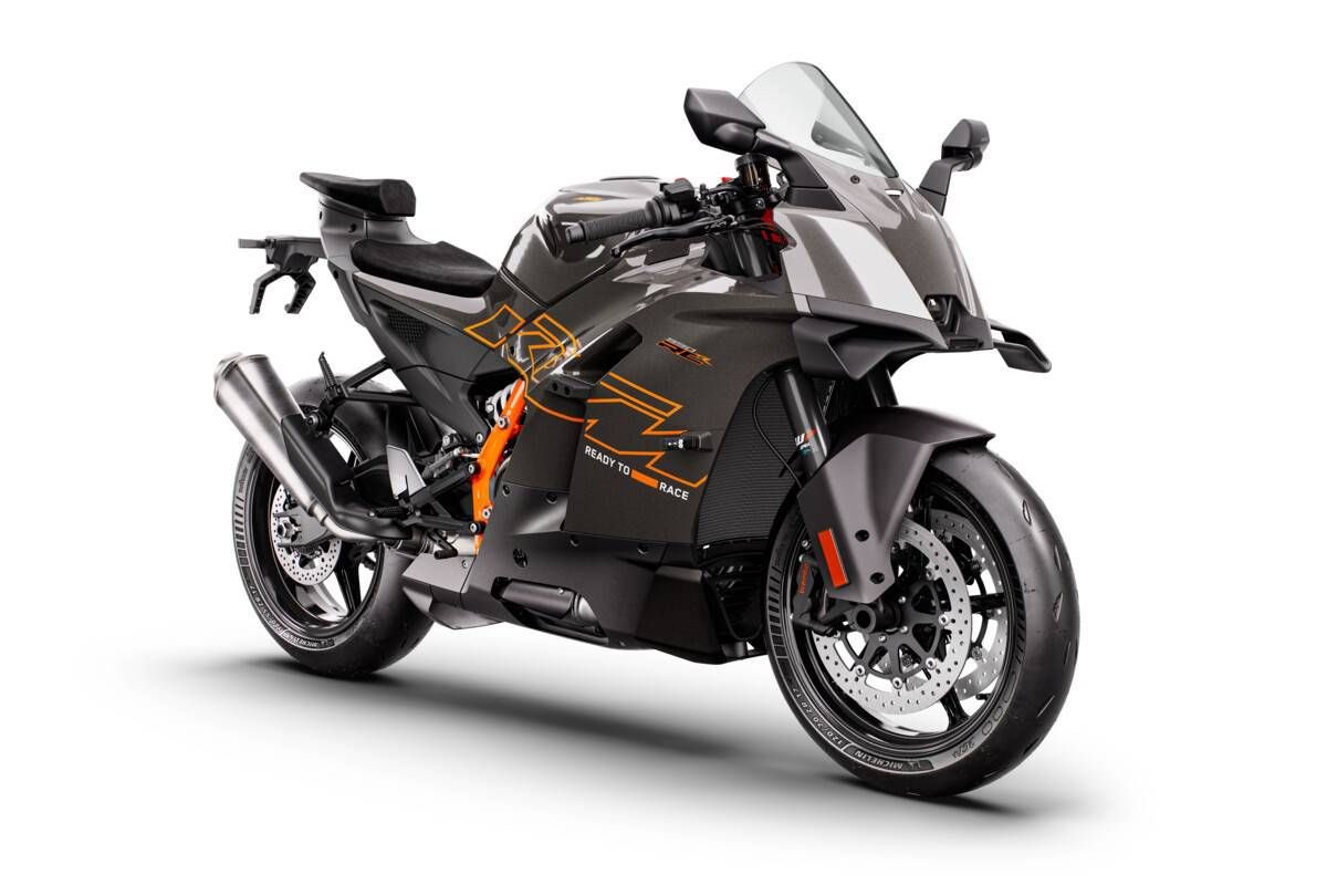 motospo_'s tweet photo. 【速報】KTM「990 RC R」欧州で10月発売！新リッターSSを電撃投入 巨大ウィングレットはmotoGP直系だ！
https://t.co/M8p85ixxrW

KTMが昨年、ミラノショーにて発表した新リッタースーパースポーツに、ついに市販化のアナウンスが発表された。その名は「990 RC R」、990 DUKEの兄弟機にあたる新型モ��ルで、並列2気筒エンジンは130PSを発揮。スタイルは従来の「RC」シリーズから刷新された、ウィングレットを備える新設計。海外では早速10月中に発売だ！