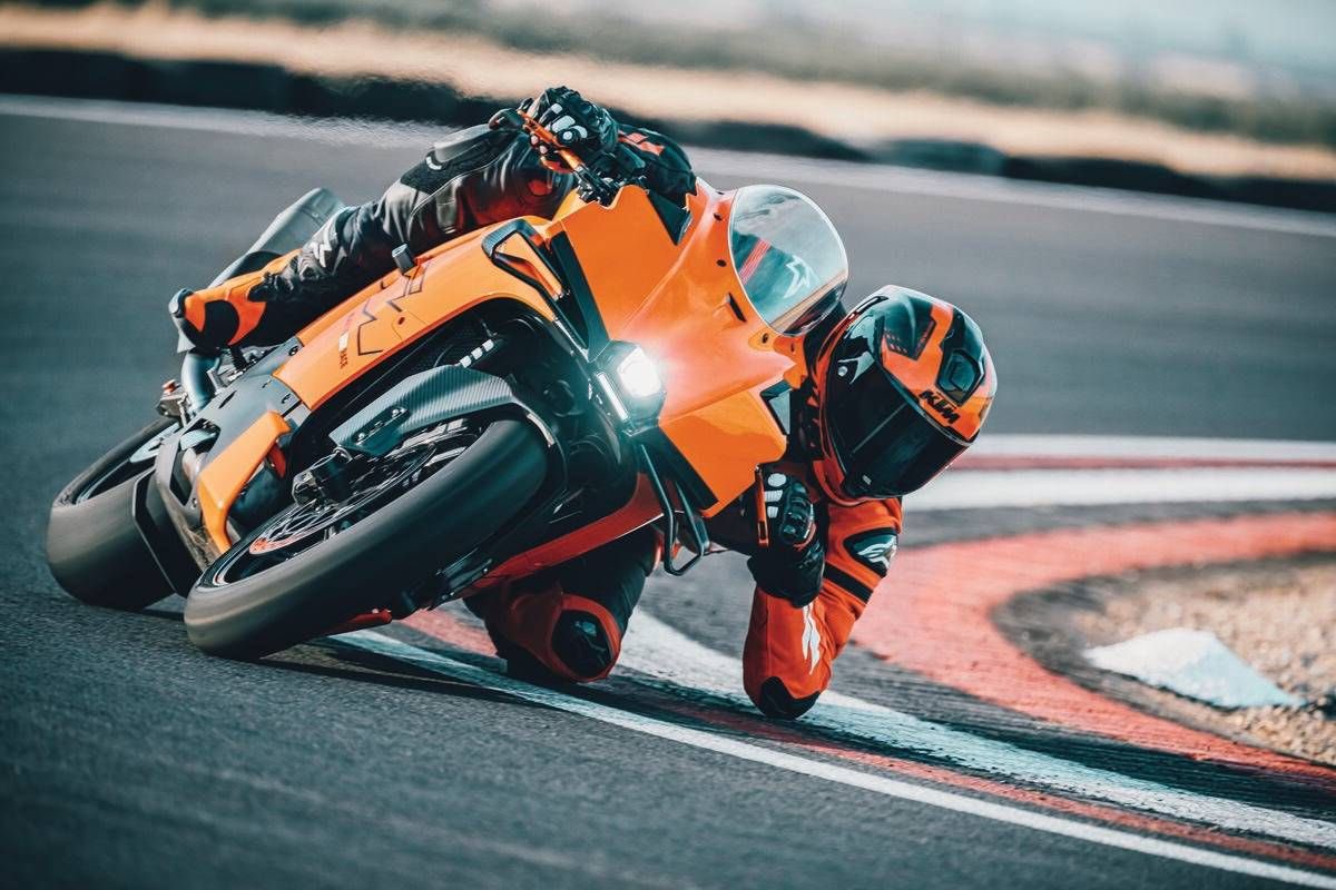 motospo_'s tweet photo. 【速報】KTM「990 RC R」欧州で10月発売！新リッターSSを電撃投入 巨大ウィングレットはmotoGP直系だ！
https://t.co/M8p85ixxrW

KTMが昨年、ミラノショーにて発表した新リッタースーパースポーツに、ついに市販化のアナウンスが発表された。その名は「990 RC R」、990 DUKEの兄弟機にあたる新型モ��ルで、並列2気筒エンジンは130PSを発揮。スタイルは従来の「RC」シリーズから刷新された、ウィングレットを備える新設計。海外では早速10月中に発売だ！