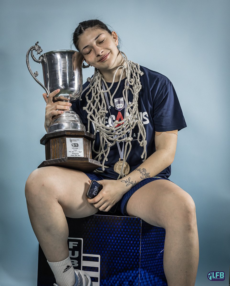 😮‍💨 𝐌𝐎𝐎𝐃 𝐃𝐄 𝐂𝐀𝐌𝐏𝐄𝐎𝐍𝐀𝐒

<a href="/dscfemeninoo/">Defensor Sporting - Basquetbol Femenino</a> y su foto con la copa 📸 

#LFB🏀