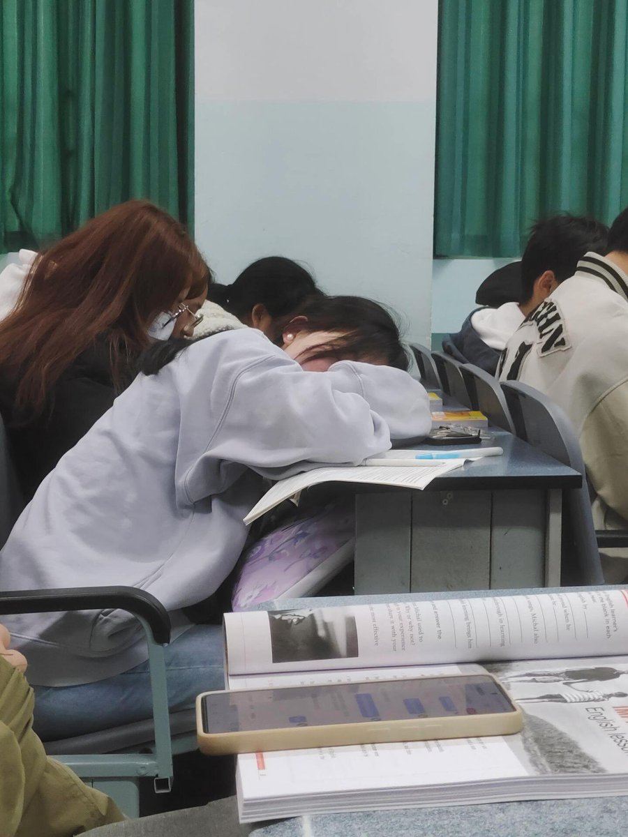 monwalch's tweet image. 手机没电关机了悄悄睡觉，结果被拍下来了  
  #汕头